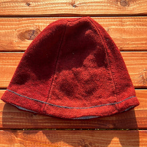 Rød hat med kantsyning